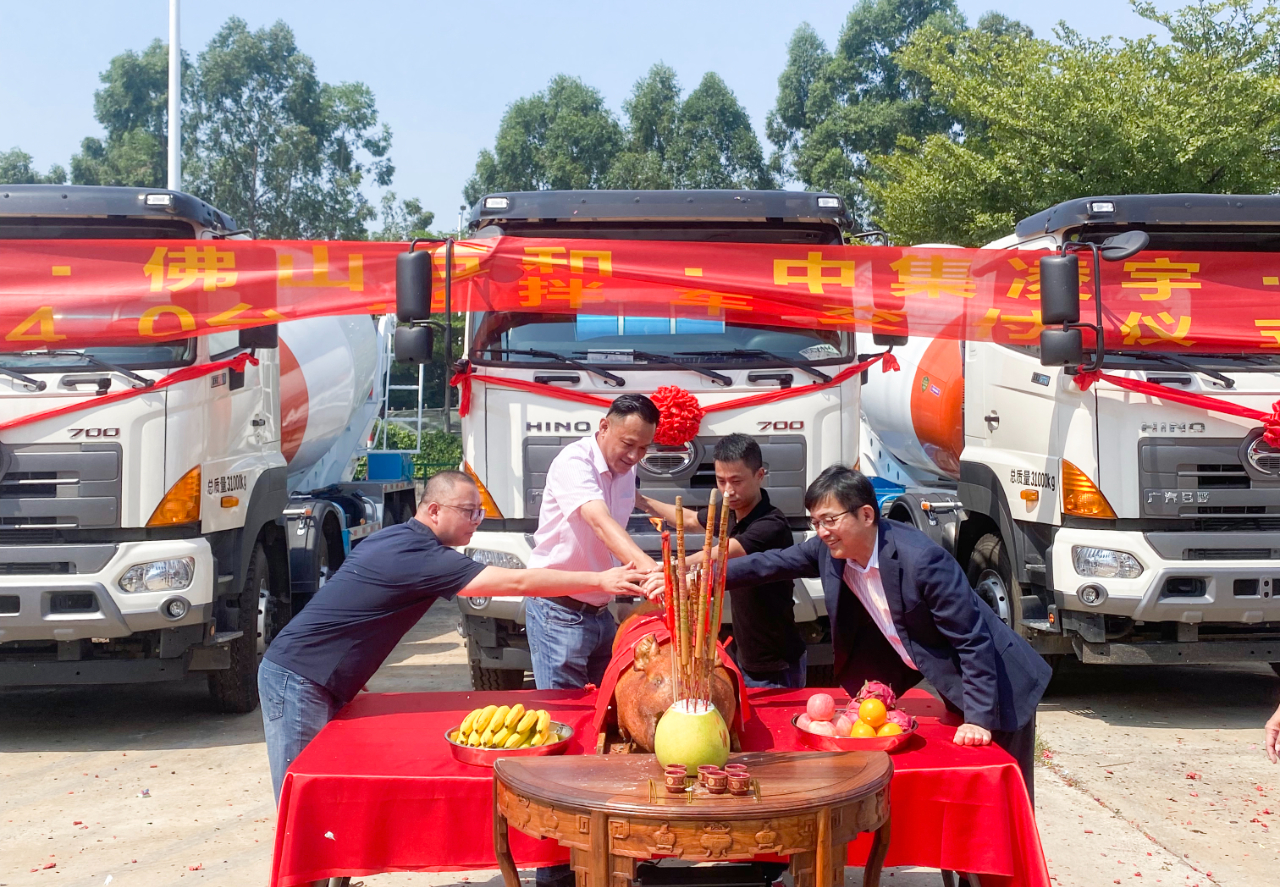 喜氣洋洋共相聚，40臺(tái)凌宇攪拌車交付大客戶！