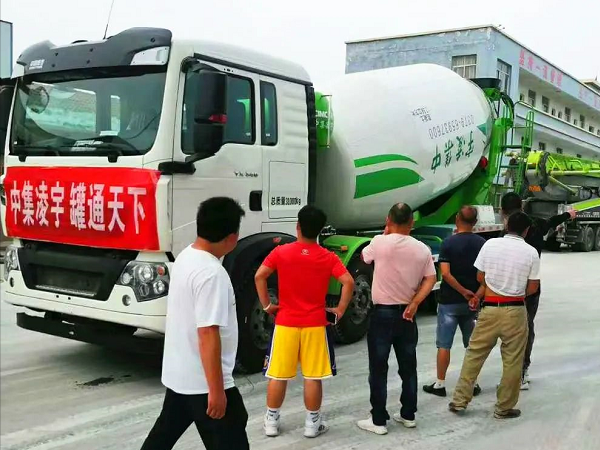 開攤啦！凌宇攪拌車“擺攤兒”湖北，客戶當(dāng)場下單！