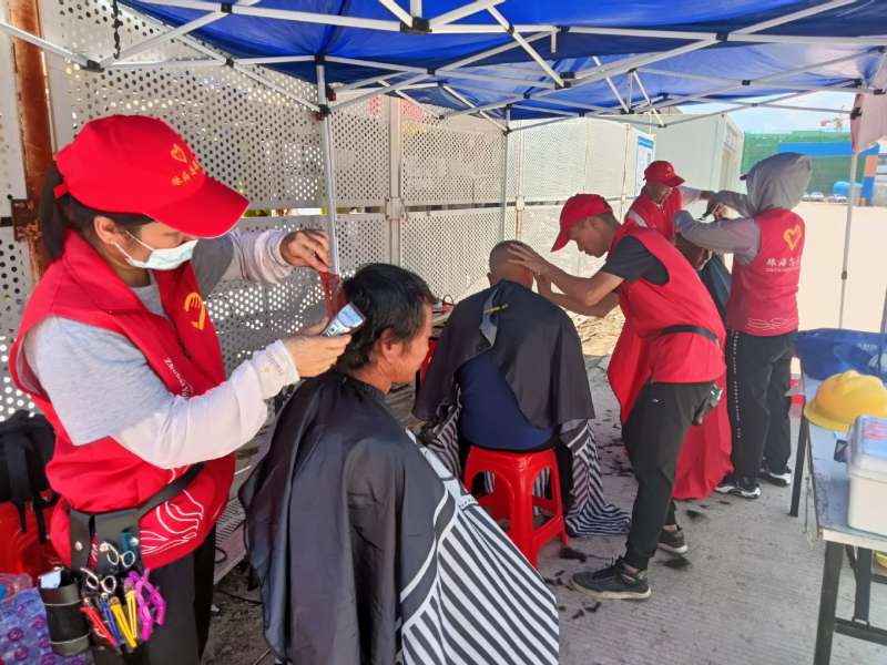 愛心義剪送上門！他們?yōu)?00多名建設(shè)者解決“頭等”煩惱